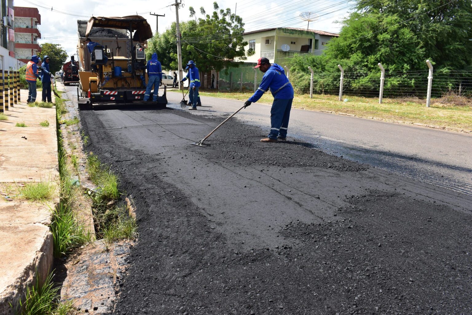 Prefeitura de Picos inicia operações de asfaltamento e tapa-buracos