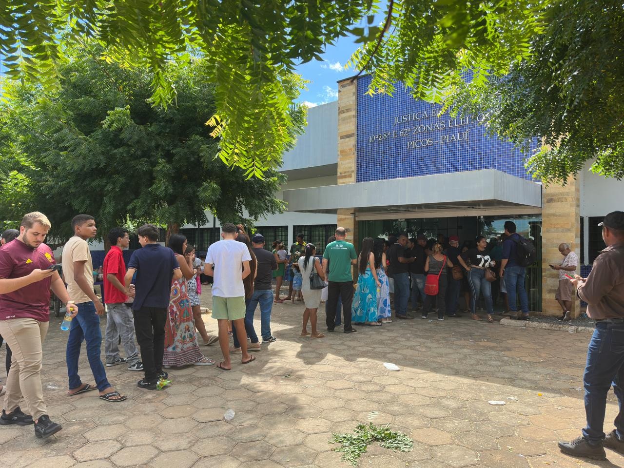 Picos: Eleitores enfrentam fila no último dia para regularizar título