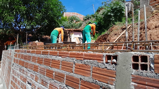 Secretaria de Obras reconstrói paredão na Rua Bahia II