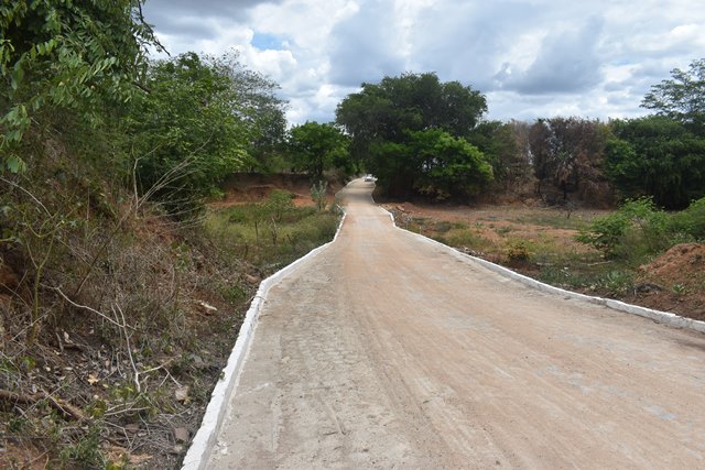 Prefeitura de Picos recupera mais de 6.000 m² de calçamento e devolve mobilidade a estrada que liga o Baixio da Ipueiras a Cipaúba